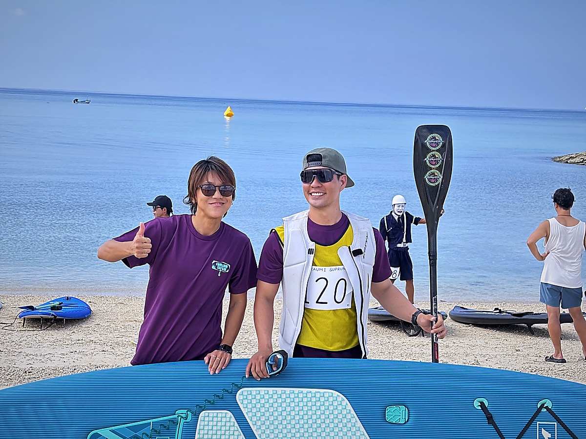 青空と澄み渡る沖縄の美ら海でWavestorm SUPを手にする来間翔太