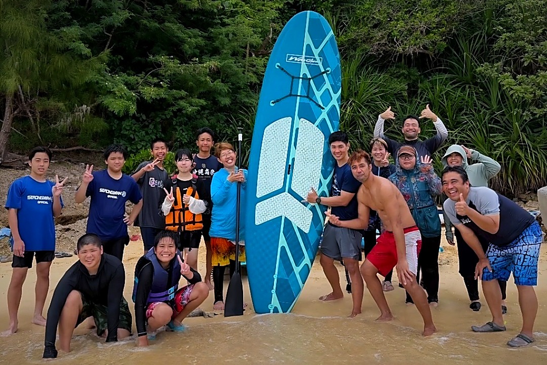来間島の島民と子どもたちへのSUPボード寄贈＆SUP体験会（Wavestorm提供）
